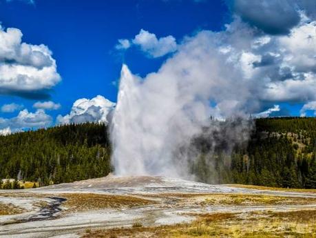 9 Best Hikes in Yellowstone National Park