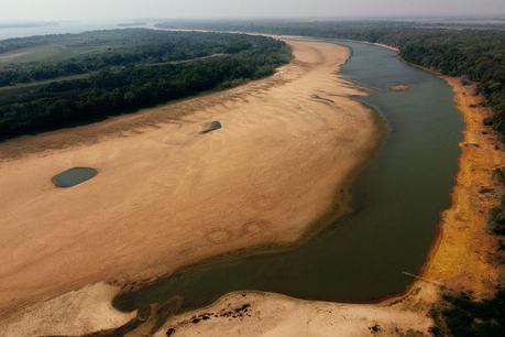 Low water levels in the Parana River are forcing Brazil’s hydroelectric plants to rely on other fuels for generation.PHOTOGRAPHER: JUAN MABROMATA/AFP/GETTY IMAGES
