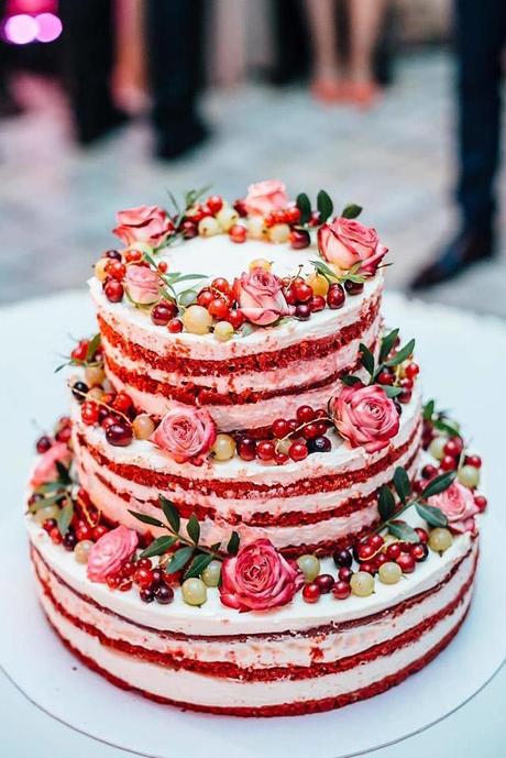 summer wedding trends naked cake red with roses and currant amandafreiberga