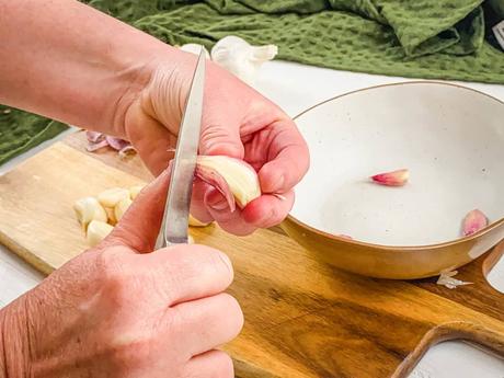 How To Peel Garlic 4 Different Ways
