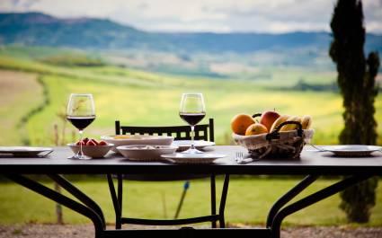Enchanting-Travels - lunch with a view - table against beautiful landscape in Tuscany