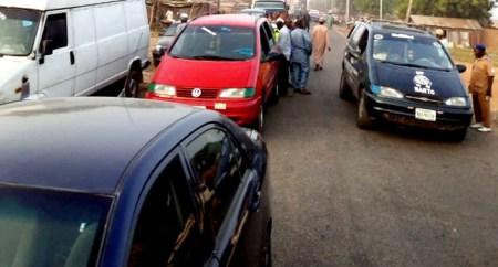 Many Travelers Stranded As Bandits Block Road In Niger State (Photos) Many Travelers Stranded As Bandits Block Road In Niger State (Photos)