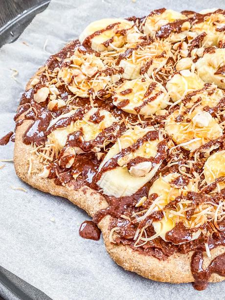 Nutella Pizza With Banana (Dessert Pizza!)