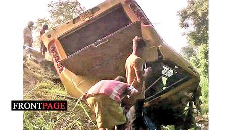 Seventeen injured as bus topples in Padiyathalawa