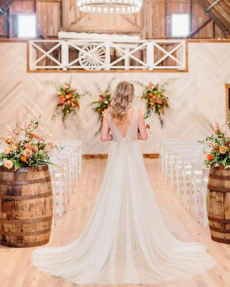 rustic wedding venues in wi barn decor aisle bride
