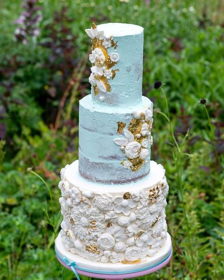 beautiful wedding cakes vlue with floral gold cakedesignbyhollymiller