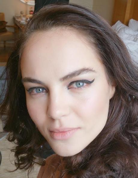 Model Makeup : Victoria