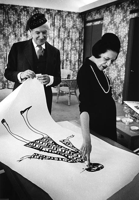 Diana Vreeland looks at a drawing with Cecil Beaton in 1965. © James Karales