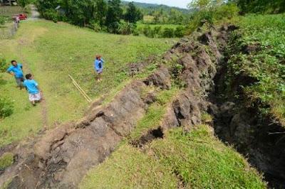 Earthquake Creates Miles-Long Rocky Wall (Video)