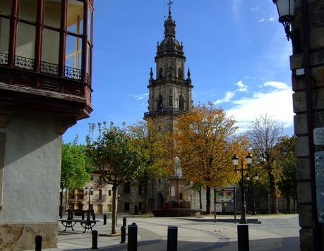 · The Basque trail: Ochandiano La plaza desde la entrada norte. Parroquia de Santa Marina al fondo