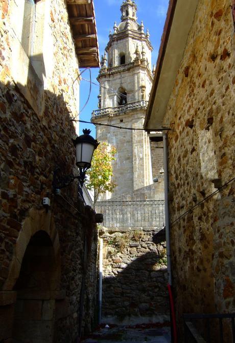 · The Basque trail: Ochandiano El campanario de Santa Marina visto desde un callejón