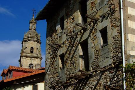 Casa torre en ruinas. Al fondo, el campanario de la parroquia.