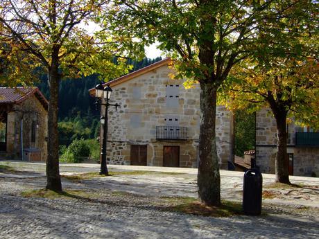· The Basque trail: Ochandiano Vista parcial de la plaza