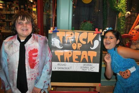 LaE_TrickorTreatSign