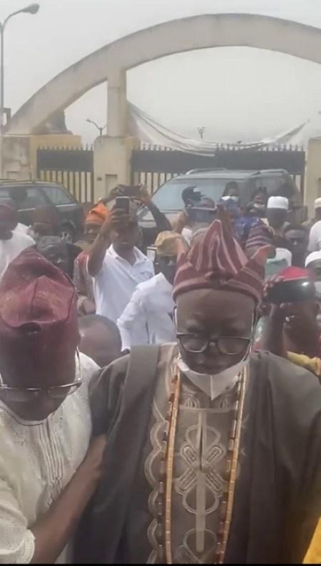 Massive Crowd Welcomes Lekan Balogun, Soon To Be Crowned Olubadan Of Ibadanland (Video)