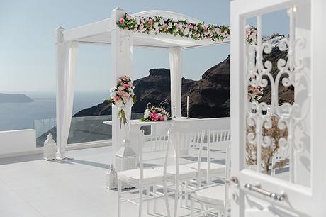 intimate-destination-wedding-santorini-white-pink-florals_09