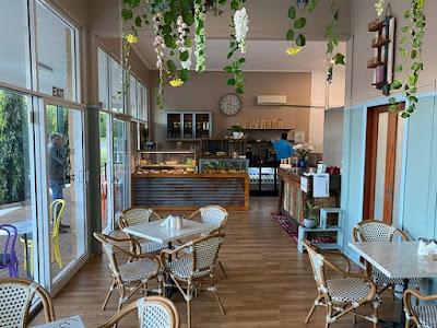 Cafe Market Cafés are coffee, tea, and snack shops that are part of fast service restaurants. Cafés are becoming increasingly popular as hangout spots.