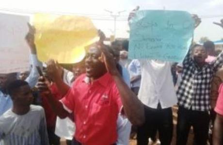 UNIBEN Students Protest On Benin-Ore-Sagamu Road
