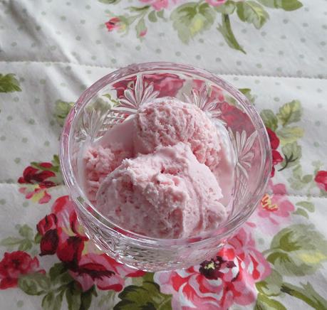 Easy Low Carb Strawberry Ice Cream