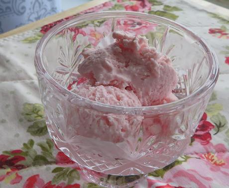 Easy Low Carb Strawberry Ice Cream