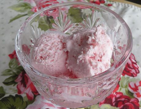 Easy Low Carb Strawberry Ice Cream