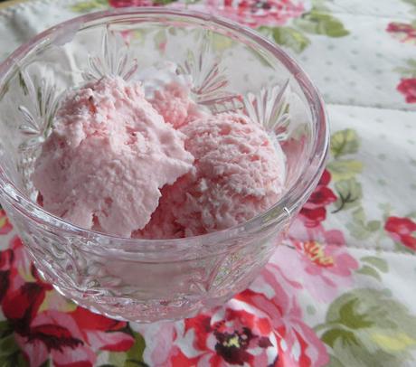 Easy Low Carb Strawberry Ice Cream