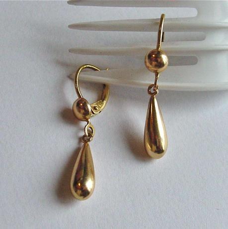 Choosing 14K Gold Earrings for Winter Outfits