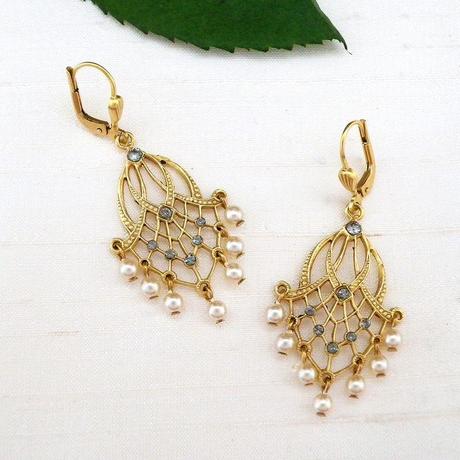 Choosing 14K Gold Earrings for Winter Outfits