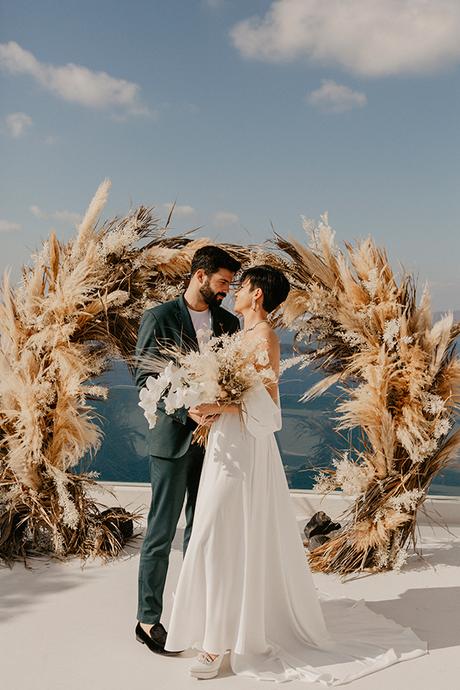 Chic boho styled shoot in Santorini with epic views and inspiring details chic-boho-wedding-styled-shoot-santorini-epic-views-inspiring-details_01