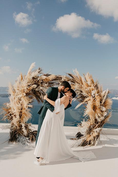 Chic boho styled shoot in Santorini with epic views and inspiring details chic-boho-wedding-styled-shoot-santorini-epic-views-inspiring-details_13