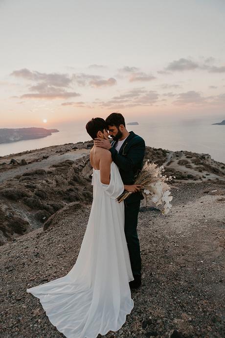 Chic boho styled shoot in Santorini with epic views and inspiring details chic-boho-wedding-styled-shoot-santorini-epic-views-inspiring-details_10