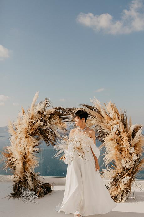 Chic boho styled shoot in Santorini with epic views and inspiring details chic-boho-wedding-styled-shoot-santorini-epic-views-inspiring-details_06