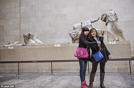 National Gallery bans 'selfie sticks'
