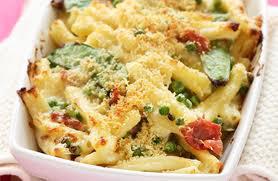 Macaroni gratin with peas and ham