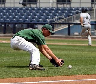 Fielding a bunt is all in the footwork (Part 1)