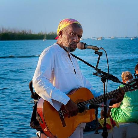 PHOTOGRAPHING STREET ENTERTAINERS