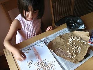 Kids Crafts:Making an autumn tree with pumpkin seeds