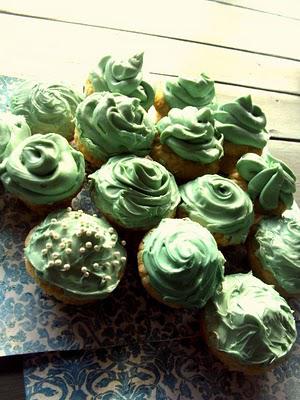 Vintage Vanilla Cupcakes