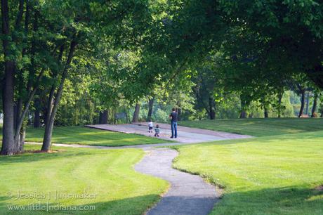 Leavenworth Inn: Path to Shuffleboard!