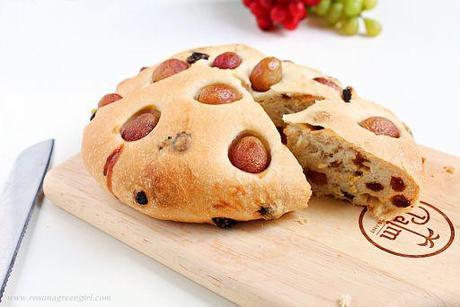 Grape and raisin flatbread (vegan)