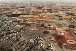 Waste land: large-scale irrigation strips nutrients from the soil, scars the landscape and could alter climactic conditions beyond repair. Image: Edward Burtynsky, courtesy Nicholas Metivier Gallery, Toronto/ Flowers, London, Pivot Irrigation #11 High Plains, Texas Panhandle, USA (2011) 