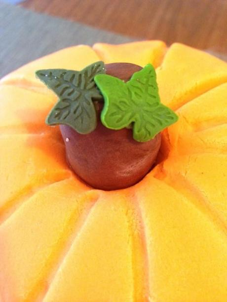 fondant stalk and leaves on halloween pumpkin cake recipe