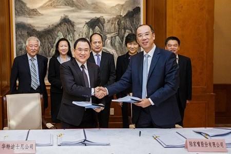 Mr. Stanley Cheung, Executive Vice President and Managing Director, The Walt Disney Company, Greater China and Mr. Li Jinzhao, General Manager of Shanghai Lujiazui Finance And Trade Zone Development Co., Ltd sign the agreement to build mainland China's first Disney Store in Shanghai.  