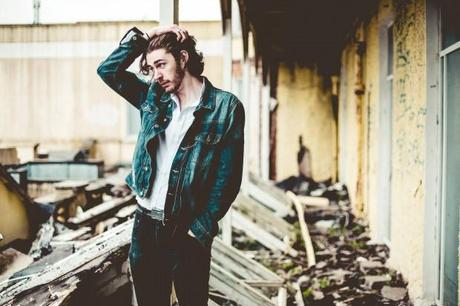 hozier 620x413 HOZIERS POWERFUL VOICE SWEEPS YOU OFF YOUR FEET [VIDEO]