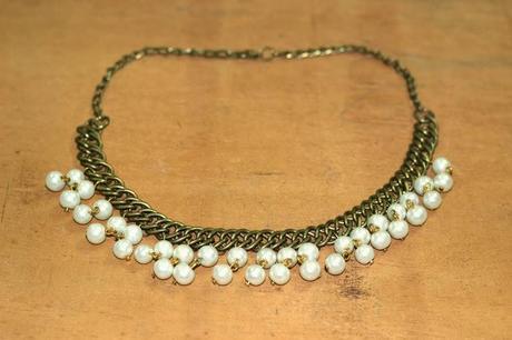 Elegant Statement Necklace with Pearls in Gold Chain