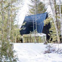 Lake Cottage with mirrored entrance by UUfie