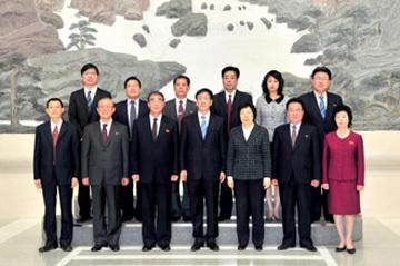 Hu Zejun, Deputy Procurator-General of China, poses for a commemorative photo with delegation of the DPRK Supreme Prosecutor's Office on 28 October 2013 (Photo: Xinhua).