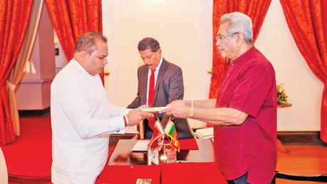 The newly appointed Youth and Sports Minister Thenuka Vidanagamage being sworn in before President Gotabaya Rajapaksa yesterday. The Secretary to the President Gamini Senarath is also present.