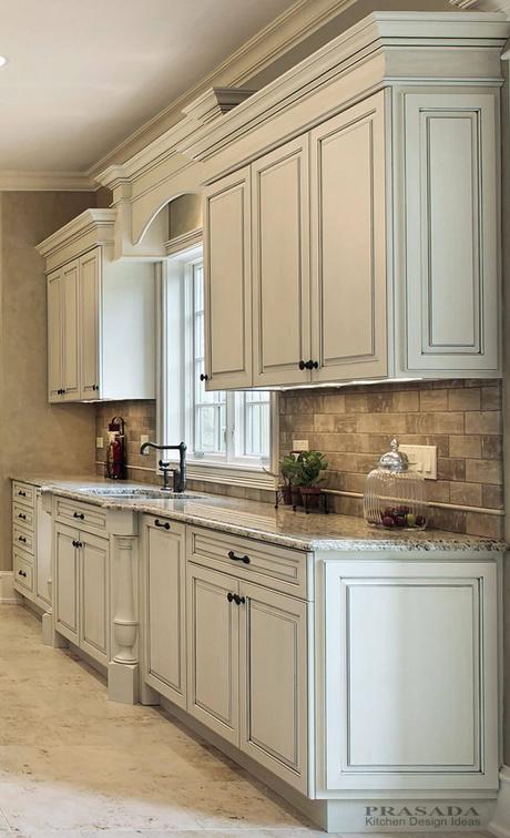 Antique_White_Kitchen_With_Backsplash