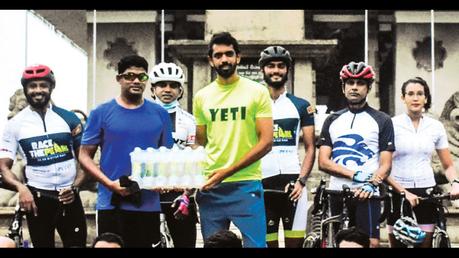 Director Yeti, Dr. Dilshan Balasuriya (third from left) presenting a pack of Yeti products to a member of Triathlon Club Colombo